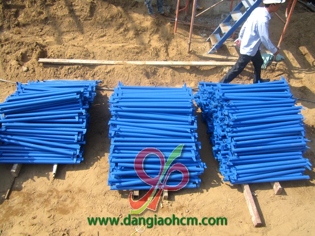 giằng ngang dàn giáo nêm